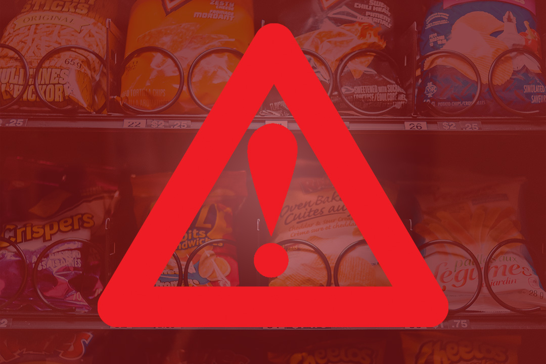 un semn de avertizare roșu în fața unui automat